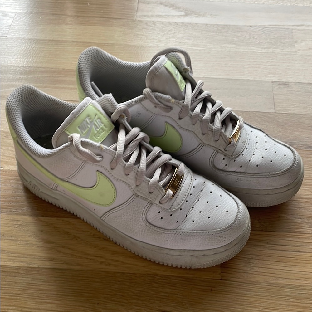Nike Air Force 1 in White and Pastel Green